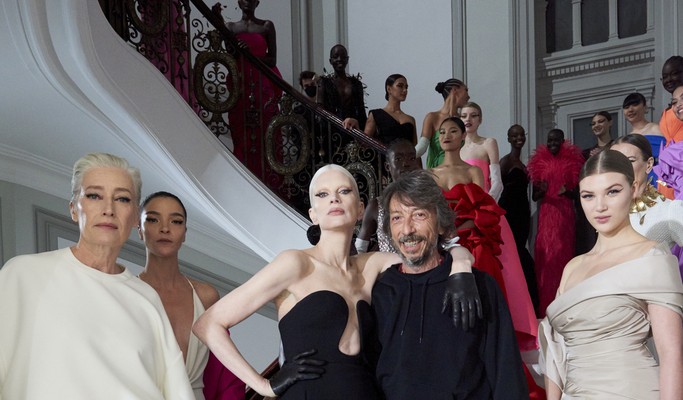 Valentino desafia 'anatomia da alta-costura' em desfile diverso e luxuoso