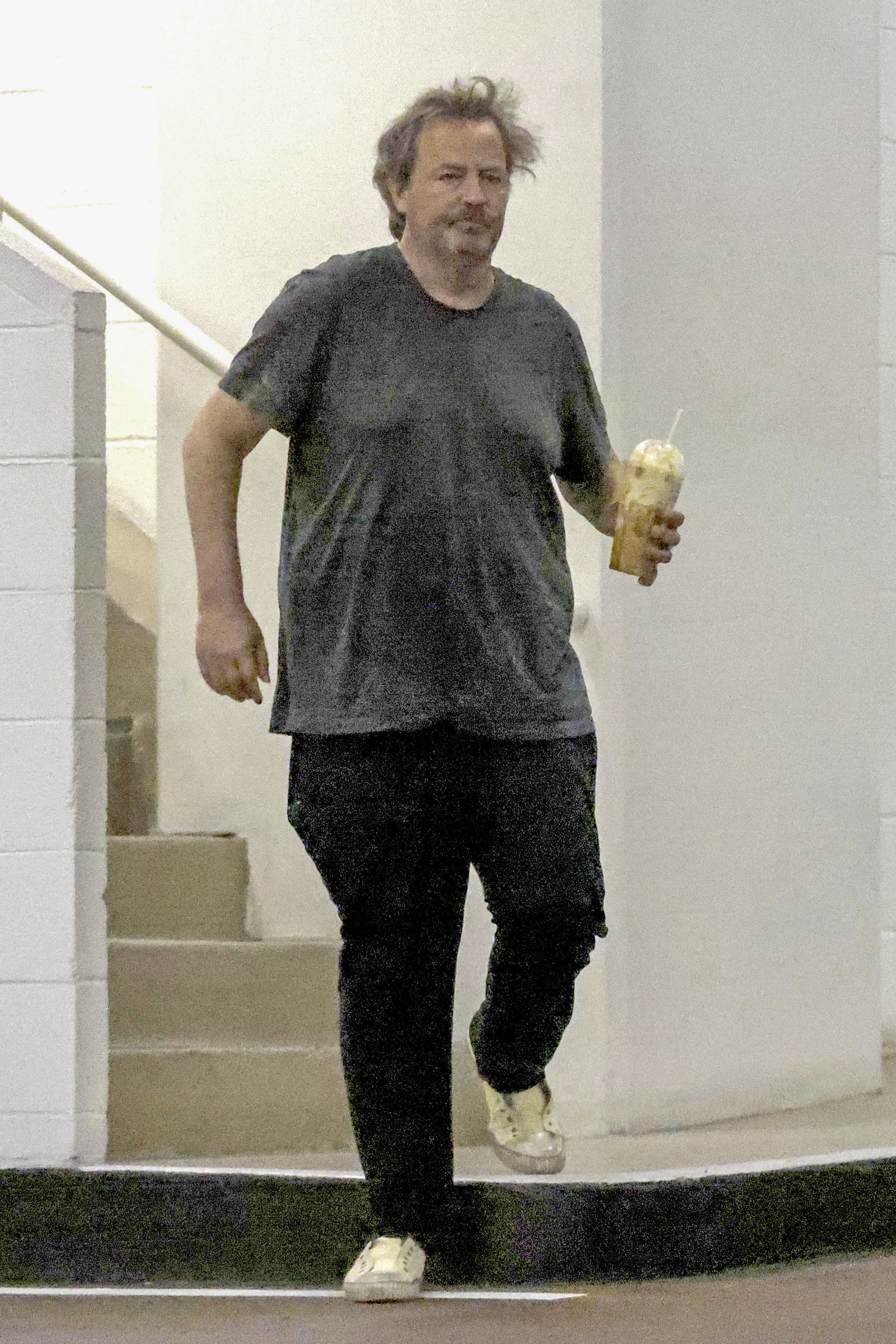 Matthew Perry, o eterno Chandler de Friends, surge tomando milk shake em clique raro (Foto: The Grosby Group)