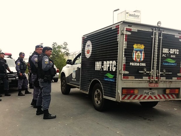 Carro do IML chega a unidade prisional  (Foto: Suelen Gonçalves/G1 AM)