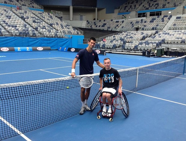 Djokovic joga tênis com cadeirante Andy Lapthorne na Austrália (Foto: Reprodução Twitter)