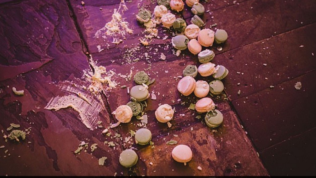Recém-casados derrubam bolo de R$ 2,1 mil no chão  (Foto: Reprodução)