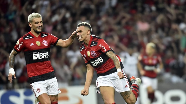 Matheuzinho comemora o gol do Flamengo contra o Ceará