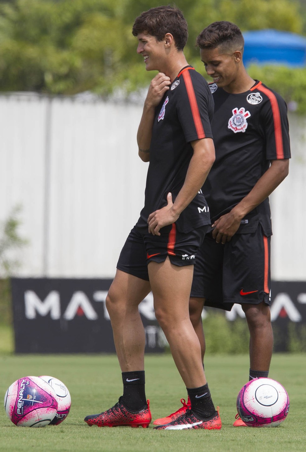 Mateus Vital e Pedrinho são amigos e costumam ficar juntos nos treinos (Foto: Daniel Augusto Jr/Ag.Corinthians)