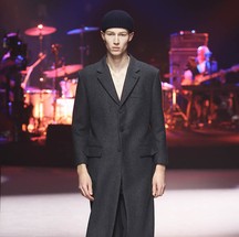 Silhueta icônica do guarda-roupa de inverno, casacos longos surgem com nova proposta na coleção da Gucci