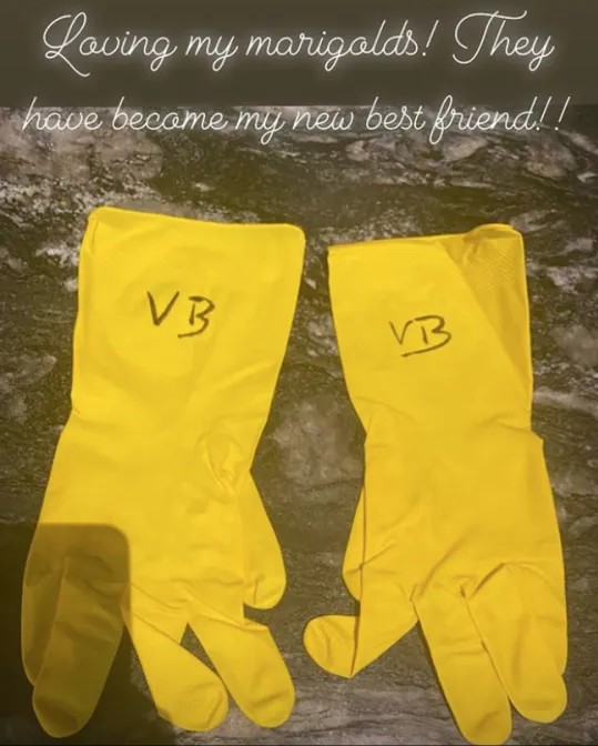 O post de Victoria Beckham celebrando suas luvas de plástico amarelas (Foto: Instagram)