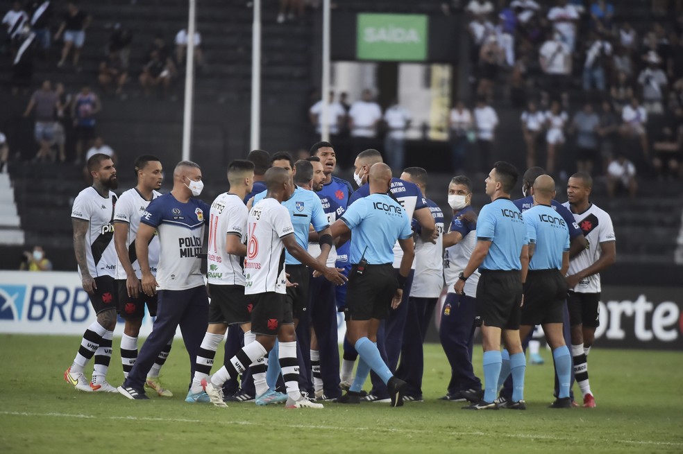 Jogadores do Vasco reclamam com �rbitro ap�s derrota para o Flamengo � Foto: Andr� Dur�o / ge