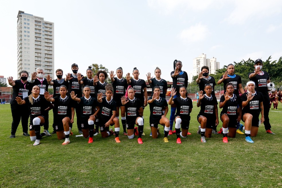 Feminino: Corinthians vence fora, segue 100% no Paulistão e faz protesto contra violência à mulher