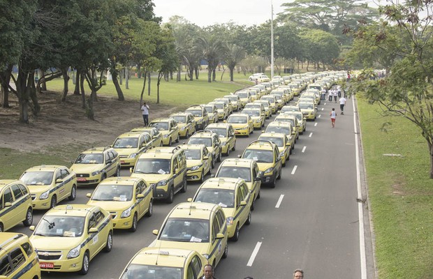 Taxistas se concentram no Aterro do Flamengo em grande protesto contra o aplicativo Uber (Foto: Agência O Globo)