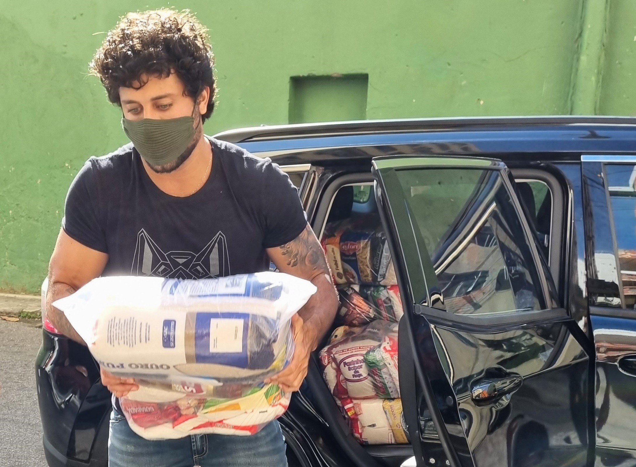 Jesus Luz faz doação de cesta básica no Vidigal (Foto: Daniel Delmiro/AgNews)