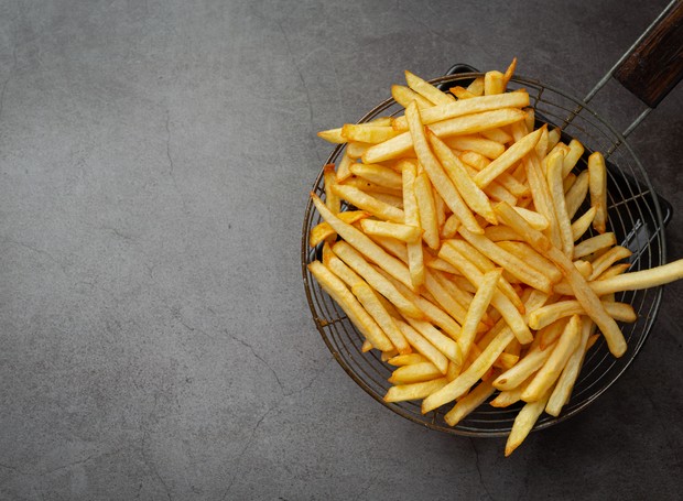 Uma porção de batatas fritas, batatas fritas