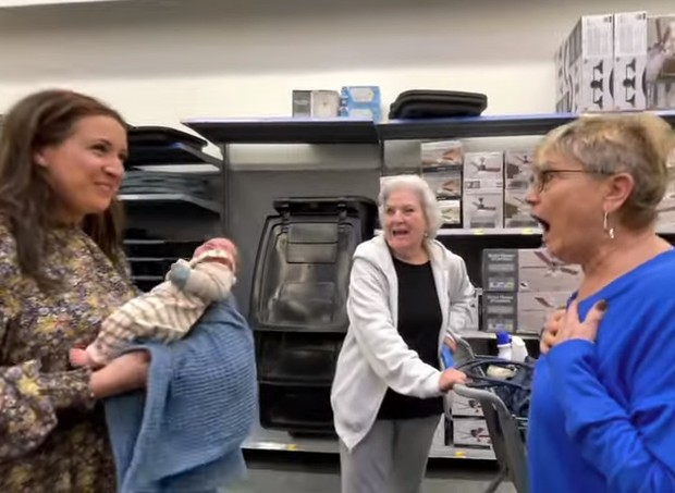 Mulher fica chocada quando Christina revela que bebê, na verdade, é uma boneca (Foto: Reprodução/Youtube)
