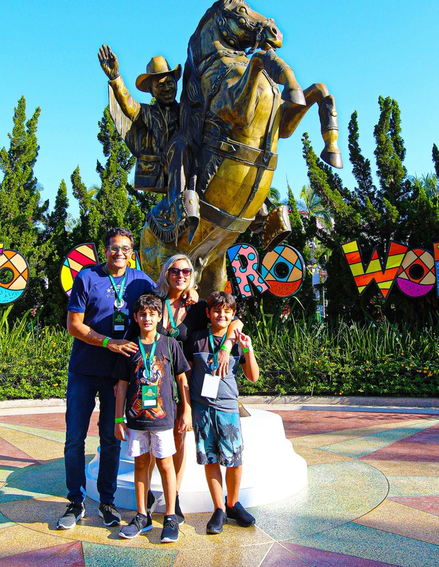 Luciano Szafir curte parque com a mulher, Luhanna Szafir, e os filhos David e Mikael (Foto: Guma Miranda/AgNews)