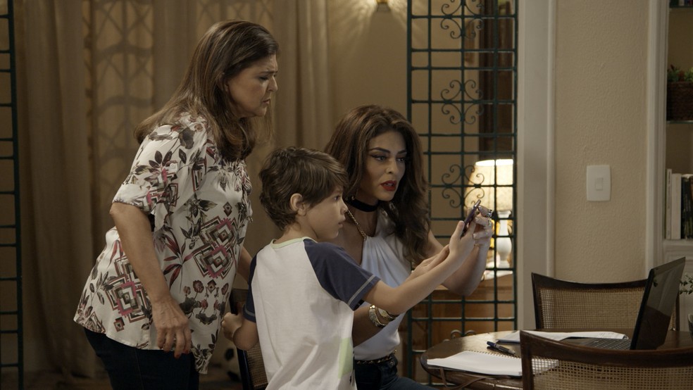 Dedé mostra o celular para a mãe (Foto: TV Globo)