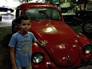 Iann e o carro em 2013, logo que após a compra (Foto: Arquivo Pessoal)