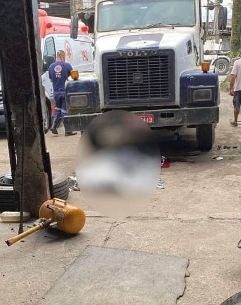 Homem de 43 anos morreu após pneu de caminhão explodir durante troca em borracharia, no Jardim Boa Esperança, em Guarujá (SP) — Foto: Jornal O Itapema