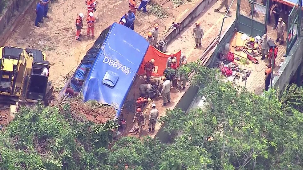 Duas pessoas morreram em Ã´nibus atingido por chuvas no Rio de Janeiro â€” Foto: GloboNews