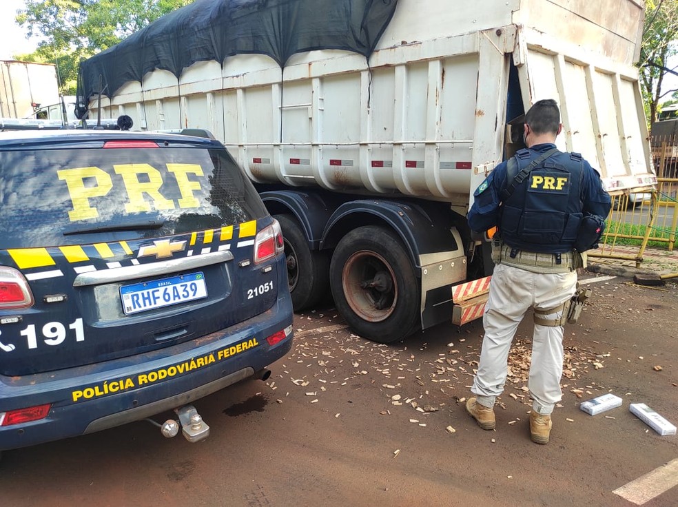 Contrabando estava sendo transportado por caminhão — Foto: PRF