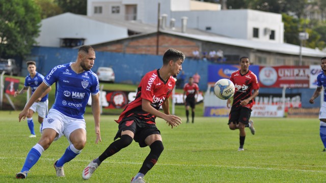 Três gols vieram no segundo tempo, com a definição do placar