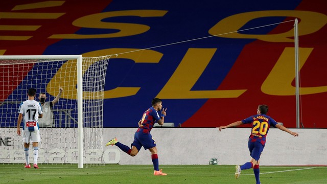 Suárez comemora seu gol, o único do jogo no Camp Nou