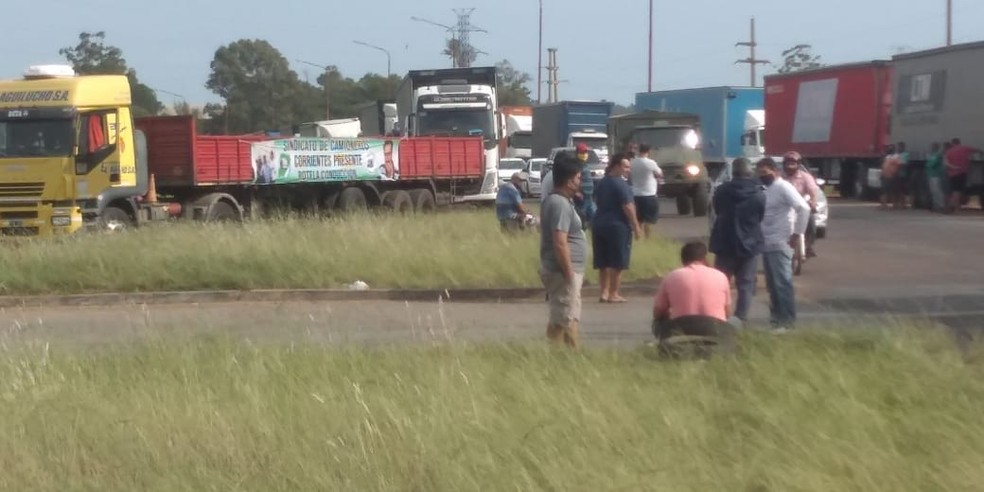 Em Paso de Los Libres, caminhoneiros argentinos bloqueiam passagem por reivindicação relacionada à exigência de testes de Covid — Foto: Arnaldo Ariel Verón