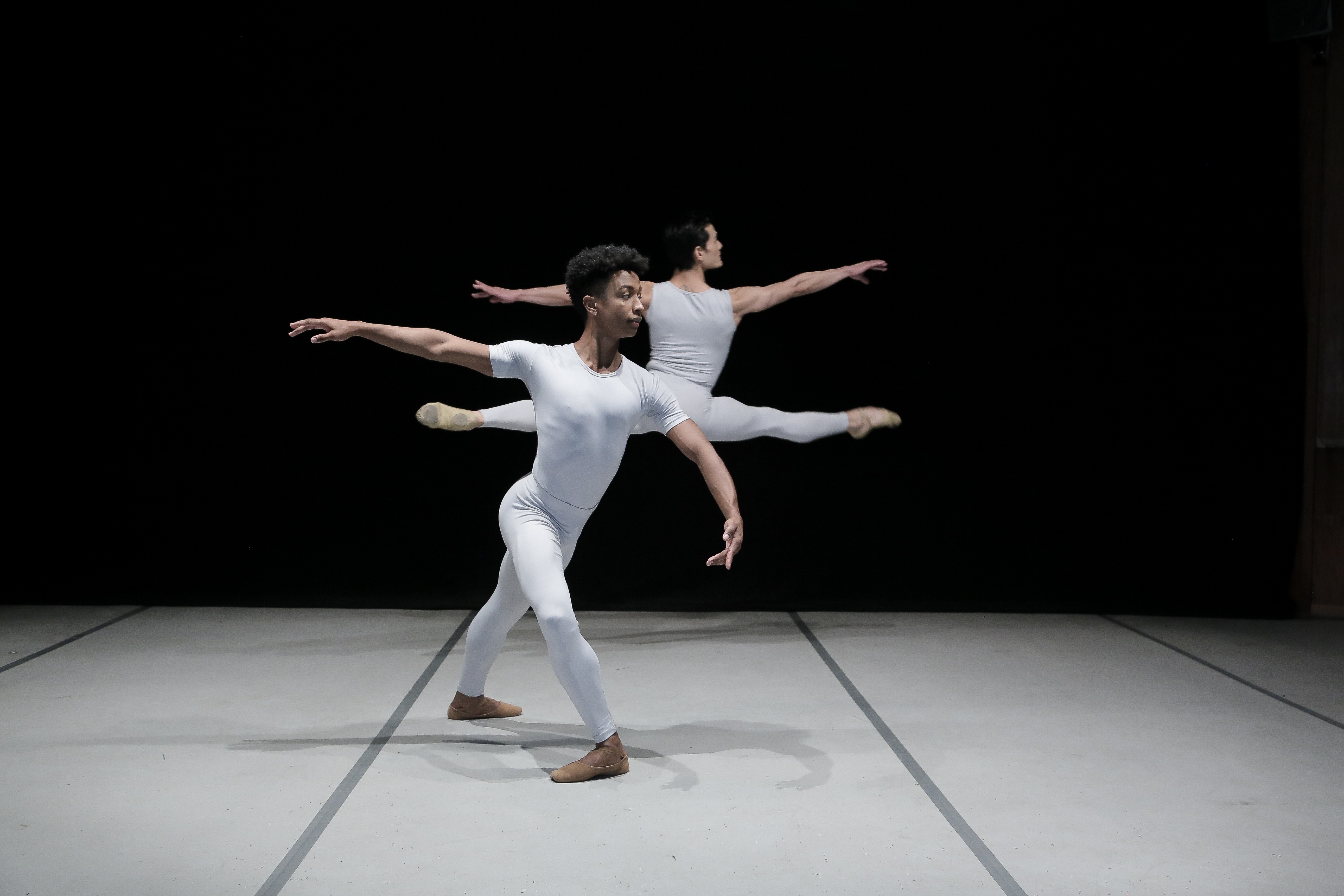 Os bailarinos Hiago Castro e Yoshi Suzui em Rococo Variations de Stephen Shropshire  (Foto: Charles Lima)