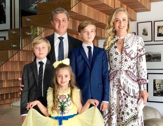Angélica com Luciano Huck e os filhos Joaquim, Benício e Eva (Foto: Reprodução/Instagram)