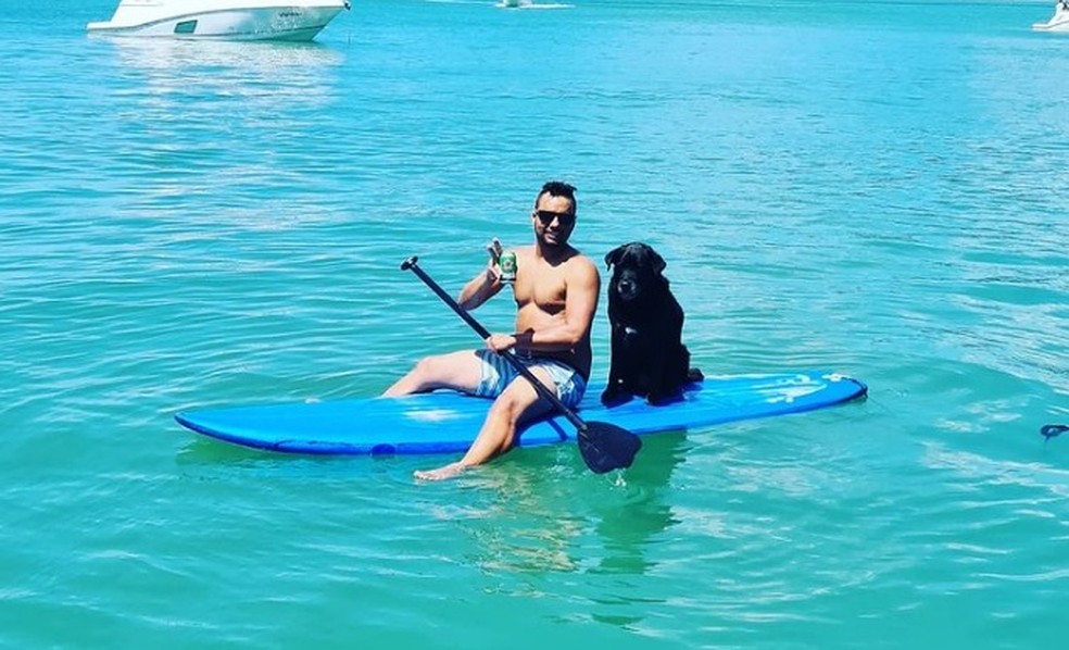 Laika e o seu tutor em uma de suas f&eacute;rias &mdash; Foto: Reprodu&ccedil;&atilde;o
