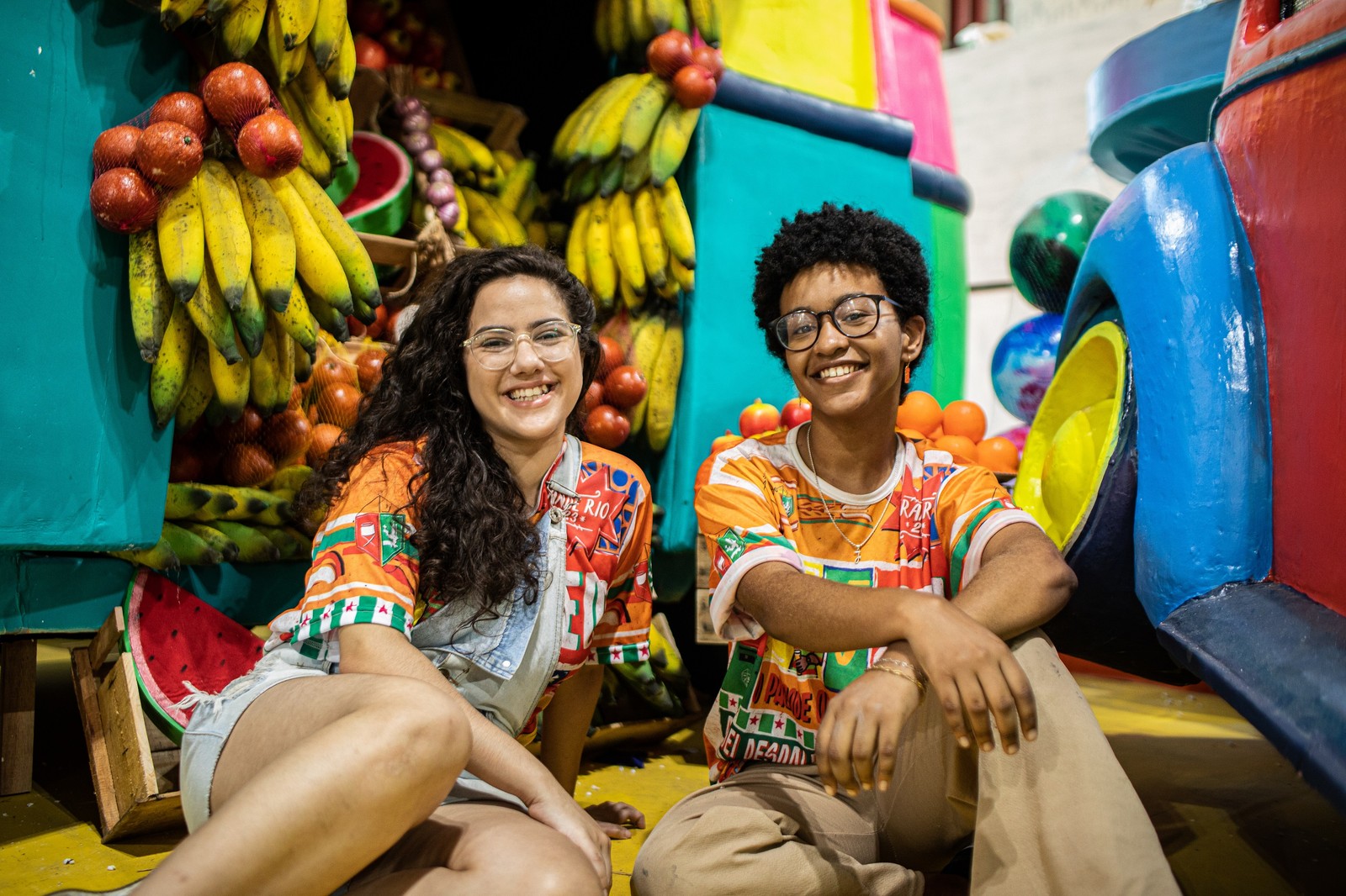 Jovanna dos Reis Souza e Sophia Chueke: jovens talentos trabalham com empreiteiras de alegoria na tricolor de Caxias — Foto: Hermes de Paula