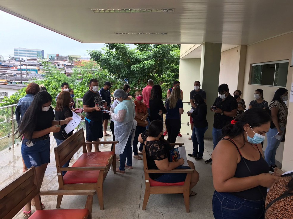 Unidade de saúde em Rio Branco estão lotadas de pessoas à espera de atendimento para fazer exame de Covid — Foto: Arquivo/Barral y Barral
