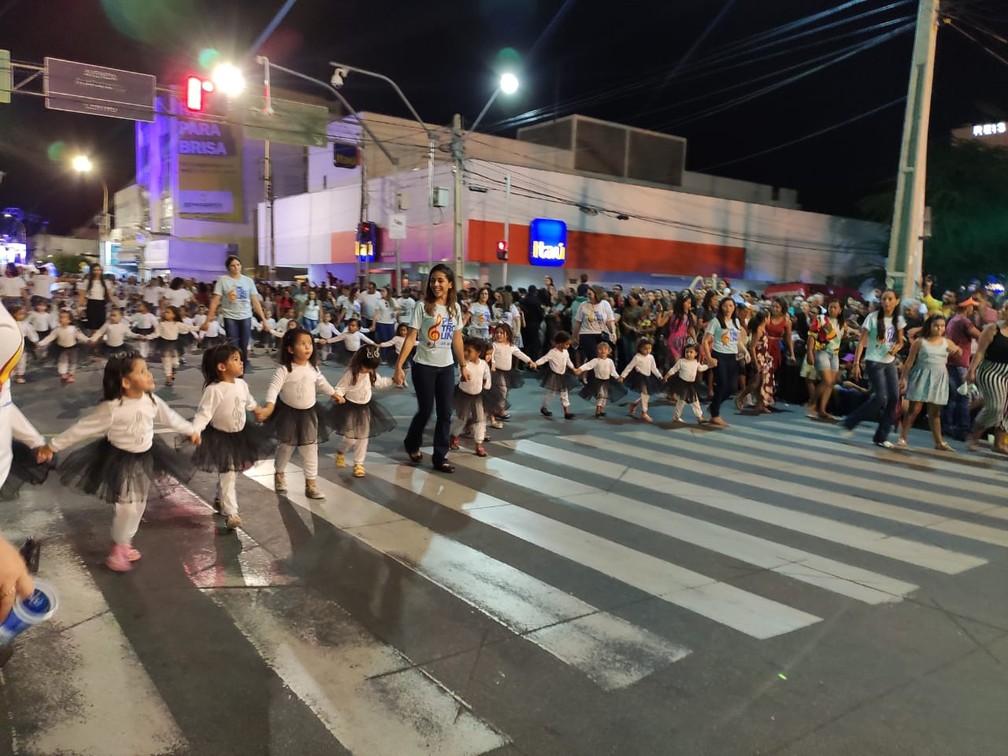Desfile em homenagem ao aniversário de 124 anos de Petrolina — Foto: Amanda Franco / TV Grande Rio