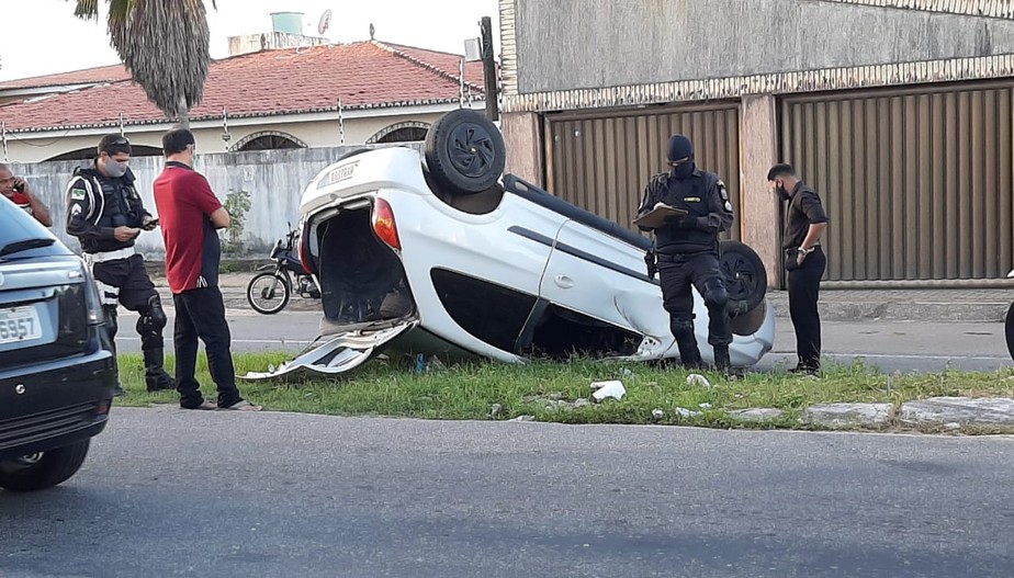 Motorista capota carro em avenida da Zona Oeste de Natal