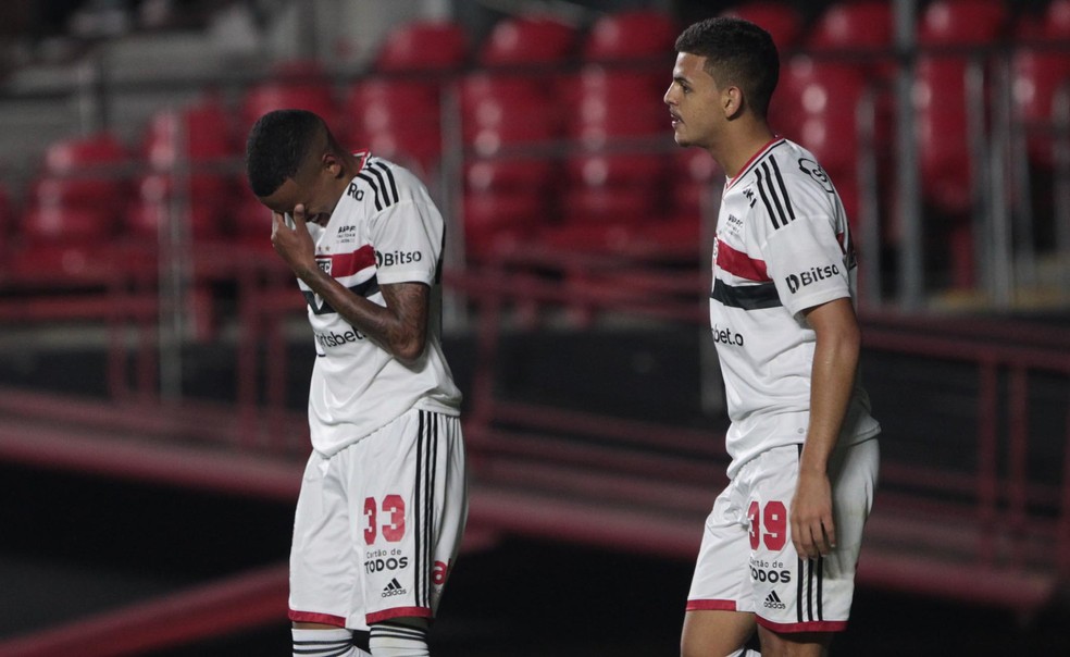 Caio chora após primeiro gol pelos profissionais do São Paulo — Foto: Rubens Chiri / saopaulofc.net
