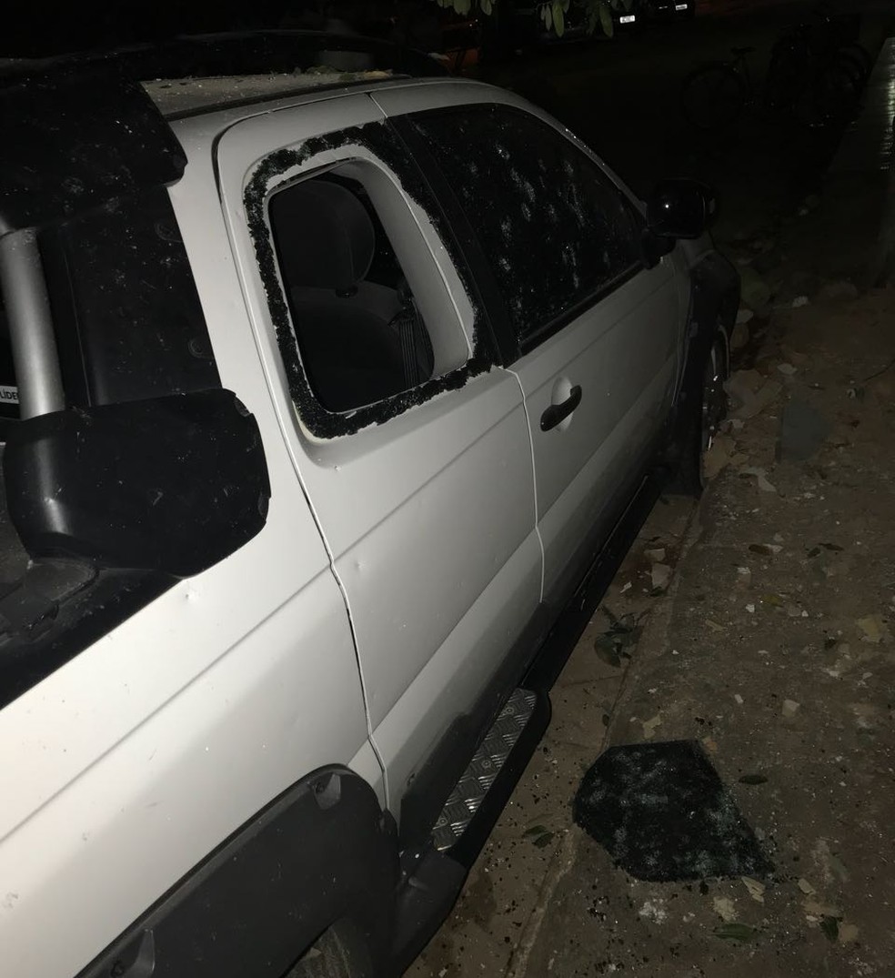 Estilhaços quebraram o vidro de um carro que estava estacionado na mesma rua do banco (Foto: Poliana Fonseca /  Arquivo Pessoal )