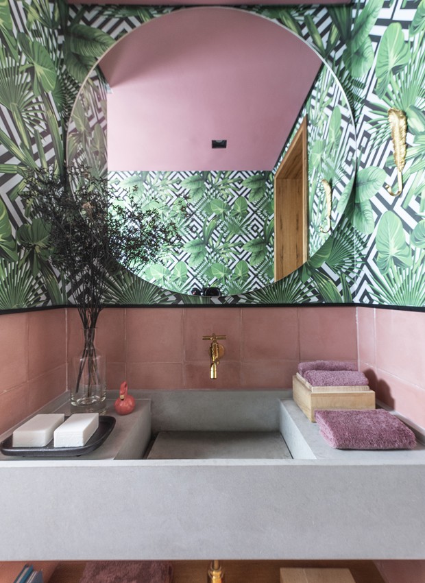 Com tons de verde e rosa, o ambiente tem uma paleta mais tropical e divertida. Projeto do arquiteto Luciano Dalla Marta (Foto: Renato Navarro / Produção Nuria Uliana / Divulgação)