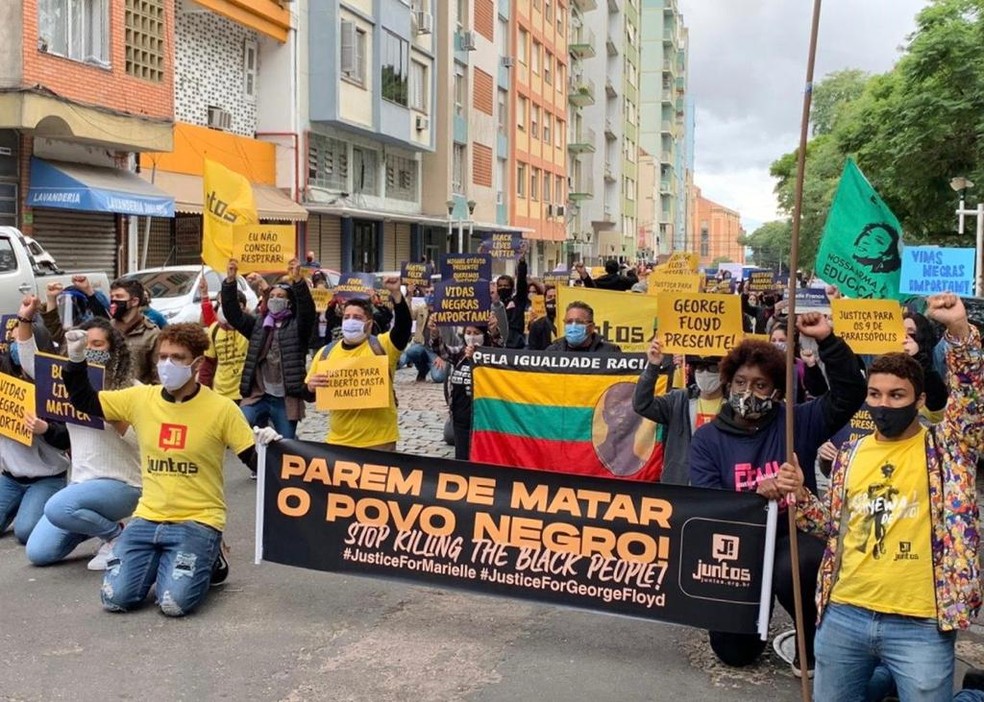 Protesto em Porto Alegre pede justiça à morte de negros mortos recentemente no Brasil e nos EUA — Foto: Cristiano Dalcin/RBS TV