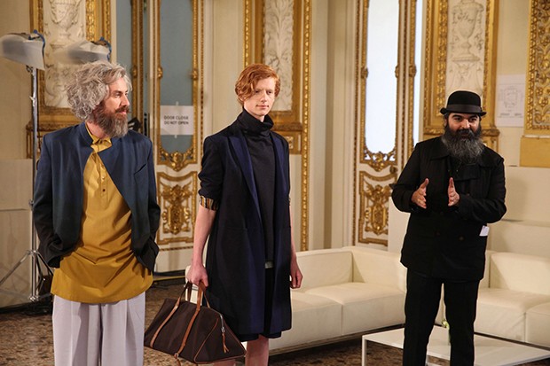 India's Suket Dhir explains the fine details of his collection to the International Woolmark Prize judges (Foto: Giovanni Giannoni)