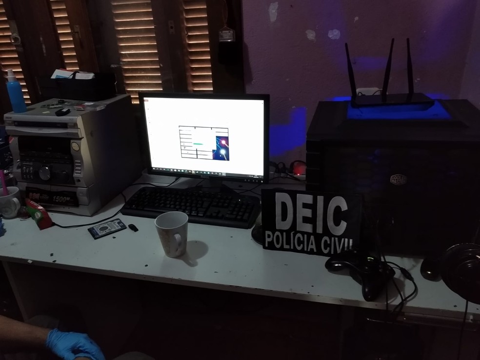 Computador do homem preso foi apreendido pela polícia. — Foto: Polícia Civil/Divulgação