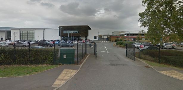 A Duston School, em Northampton, está fechada para alunos (Foto: Reprodução/Mirror)