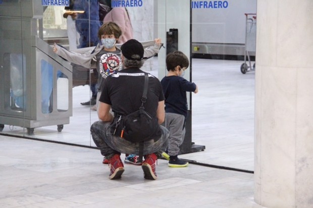 Alexandre Nero busca Noá e Inã em aeroporto após férias no Mato Grosso do Sul (Foto: AgNews)