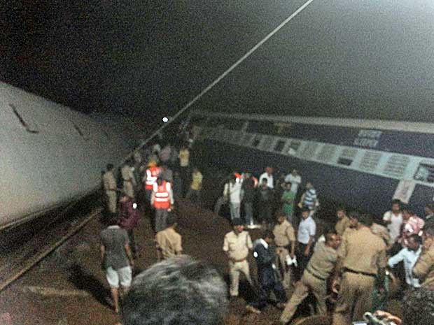 Trem descarrilou no estado de Madhya Pradesh (Foto: ANI / Handout via Reuters)