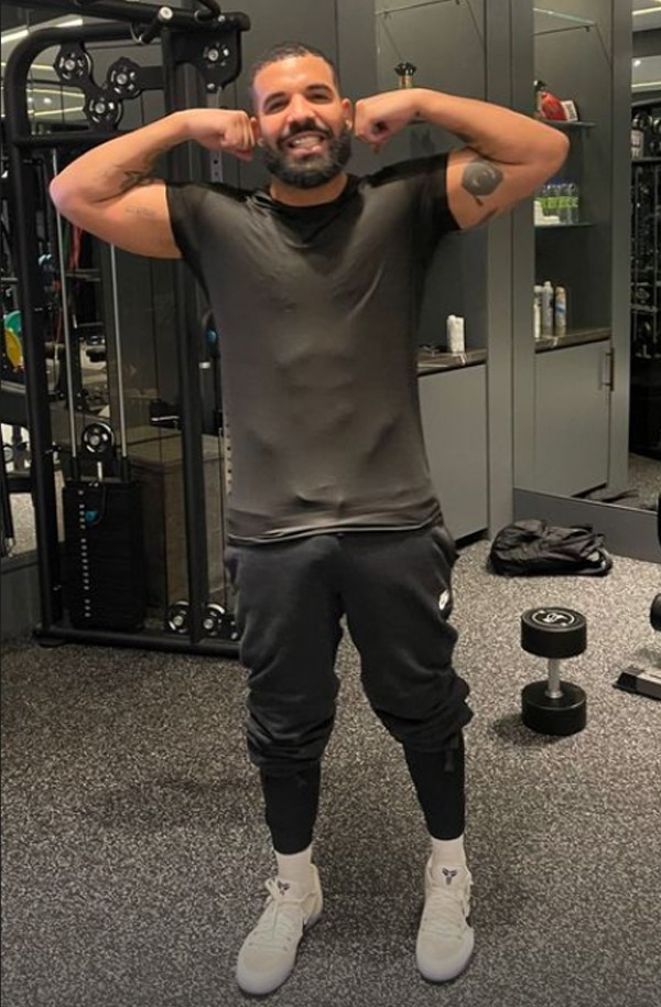 Drake exibe seus músculos após sessão de exercícios (Foto: Reprodução / Instagram)