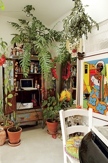 O canto da sala do diretor de arte de cinema Thiago Bastos é recheado de plantas. Elas deixam o apartamento com cara de casa de praia