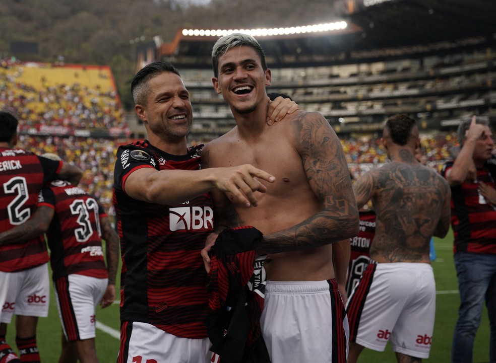 Diego e Pedro comemoram t&iacute;tulo da Libertadores pelo Flamengo &mdash; Foto:  REUTERS/Santiago Arcos