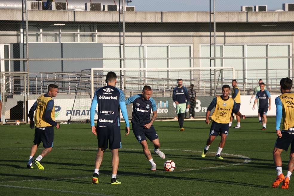 Luan (E) e Everton (com a bola) estão garantidos contra o Estudiantes (Foto: Eduardo Moura)