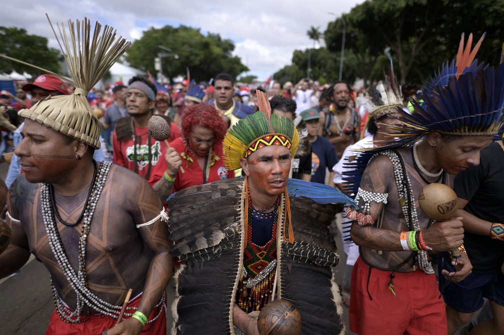 Indígenas chegam para posse de Lula, em Brasília, neste domingo (1º) — Foto: Douglas Magno/AFP