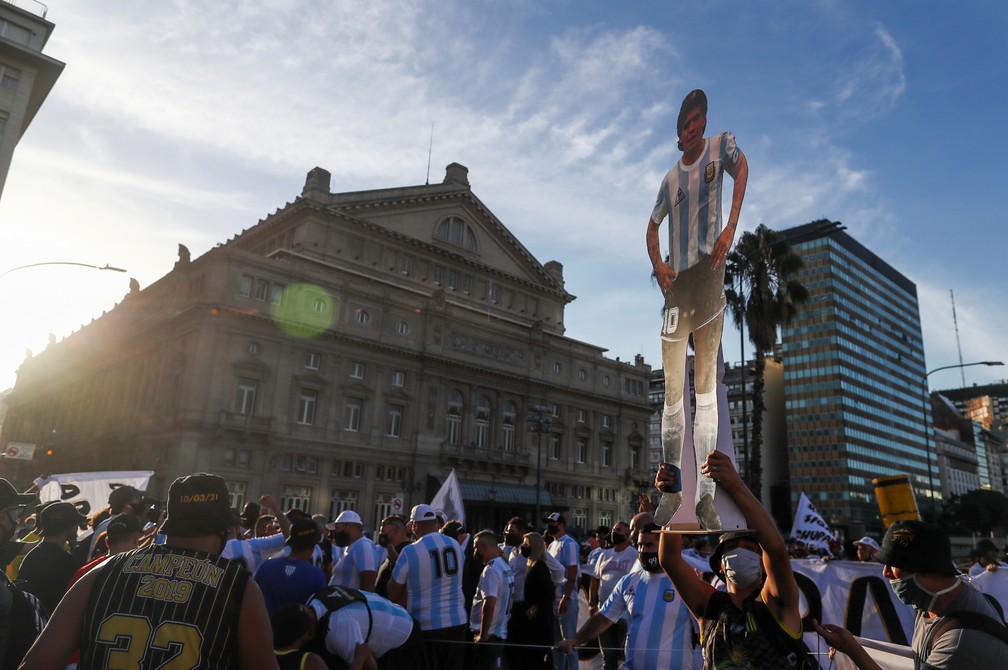 Protesto em Buenos Aires por investigação sobre a morte de Diego Maradona em foto de 10 de março de 2021 — Foto: Agustin Marcarian/Reuters