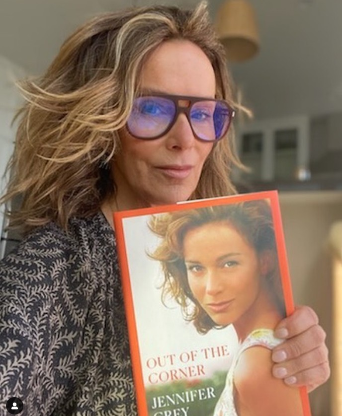 Jennifer Grey com sua autobiografia, Out of the Corner (Foto: Reprodução / Instagram)