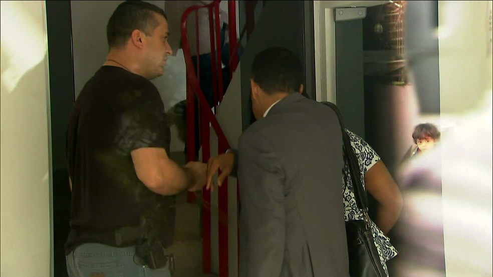 Novo advogado de Najila chega para acompanhar cliente em depoimento â€” Foto: TV Globo/ReproduÃ§Ã£o
