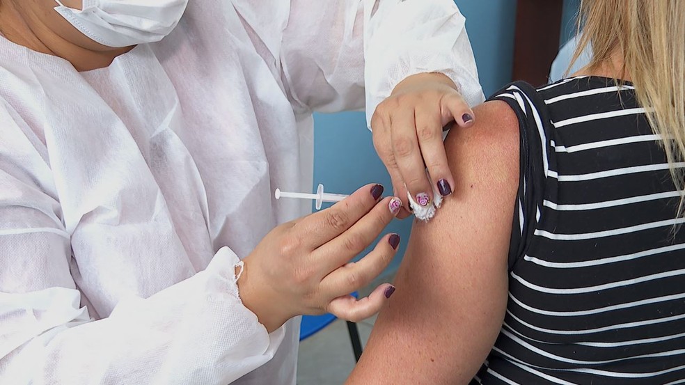 Mesmo os vacinados com a segunda dose, devem ficar em quarentena quando chegam de viagem — Foto: Reprodução