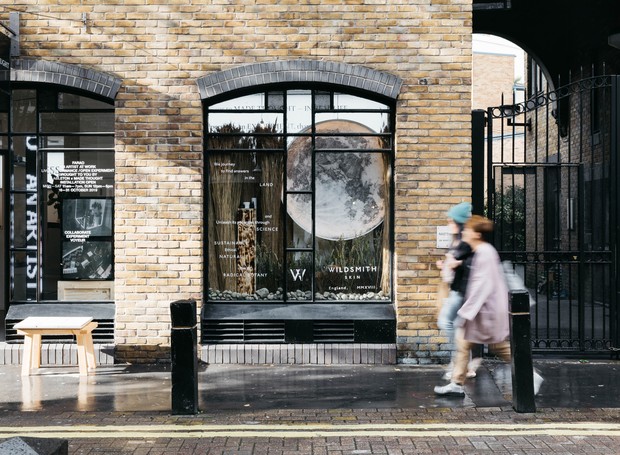O pop-up está localizado em Seven Dials, Londres, onde as vitrines mudam para combinar com as exposições dentro (Foto: Reprodução/Dezeen)